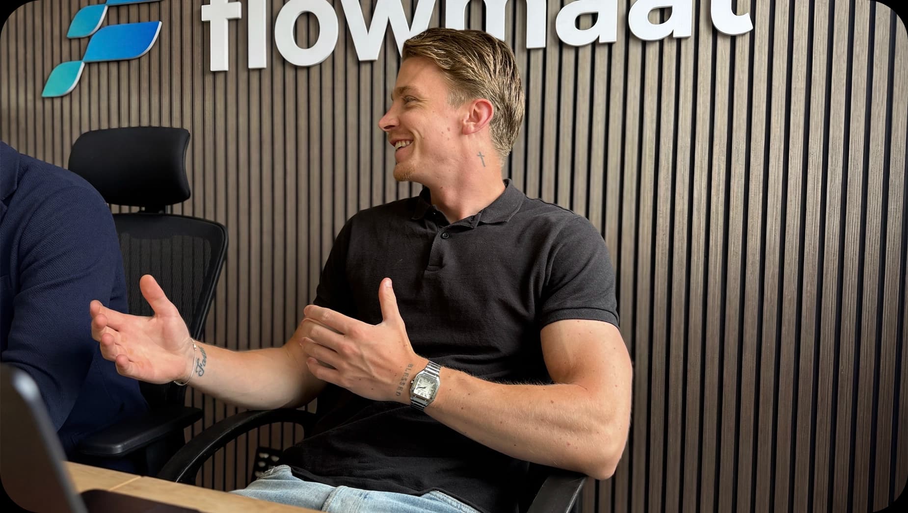 Rob van Flowmaat in gesprek op kantoor